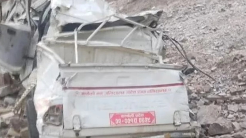 尼泊尔参加婚礼的客车坠入200米深谷，造成12人死亡