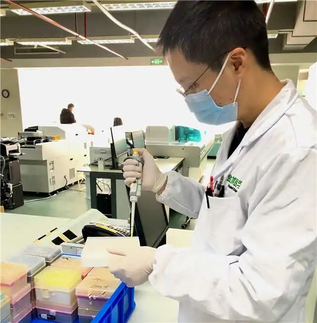 离开实验室8年,这次他又穿上了白大褂!青年志愿者们,这封信请查收→休闲区蓝鸢梦想 - Www.slyday.coM 离开实验室8年,这次他又穿上了白大褂!青年志愿者们,这封信请查收→休闲区蓝鸢梦想 - Www.slyday.coM