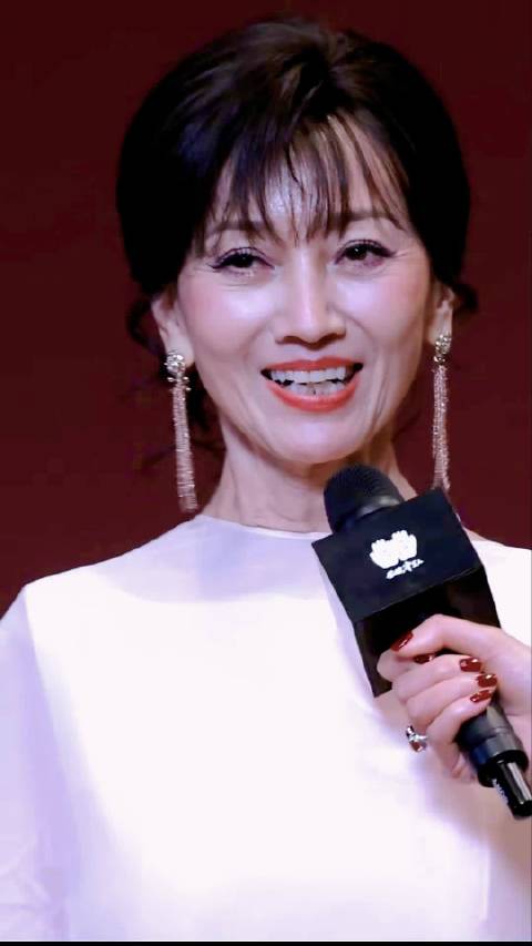 有些媒体号吧，为了博故意给人调暗画面，就很烦， 看我来提个亮