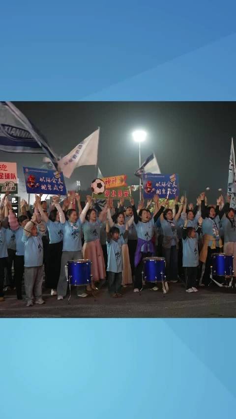 欢迎“神宝” ，4月23日晚神农架战队抵达崇阳 热情球迷集结 暖心迎接