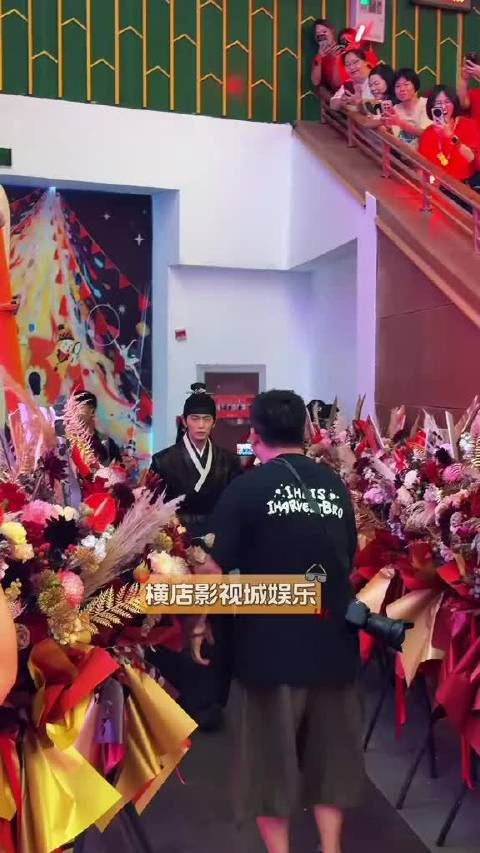 来见嘉人们啦！祝主演新剧横店开机大吉！拍摄顺利！