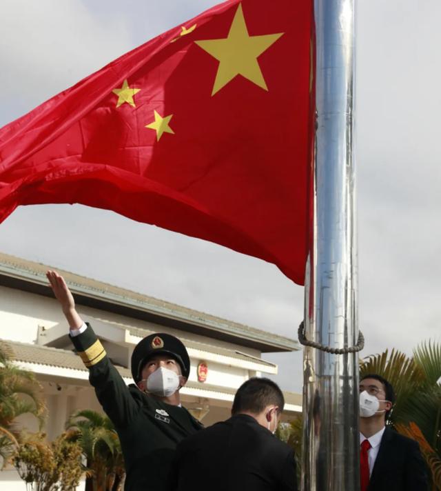 特写丨五星红旗在非洲升起 祝福伟大祖国繁荣昌盛休闲区蓝鸢梦想 - Www.slyday.coM 特写丨五星红旗在非洲升起 祝福伟大祖国繁荣昌盛休闲区蓝鸢梦想 - Www.slyday.coM