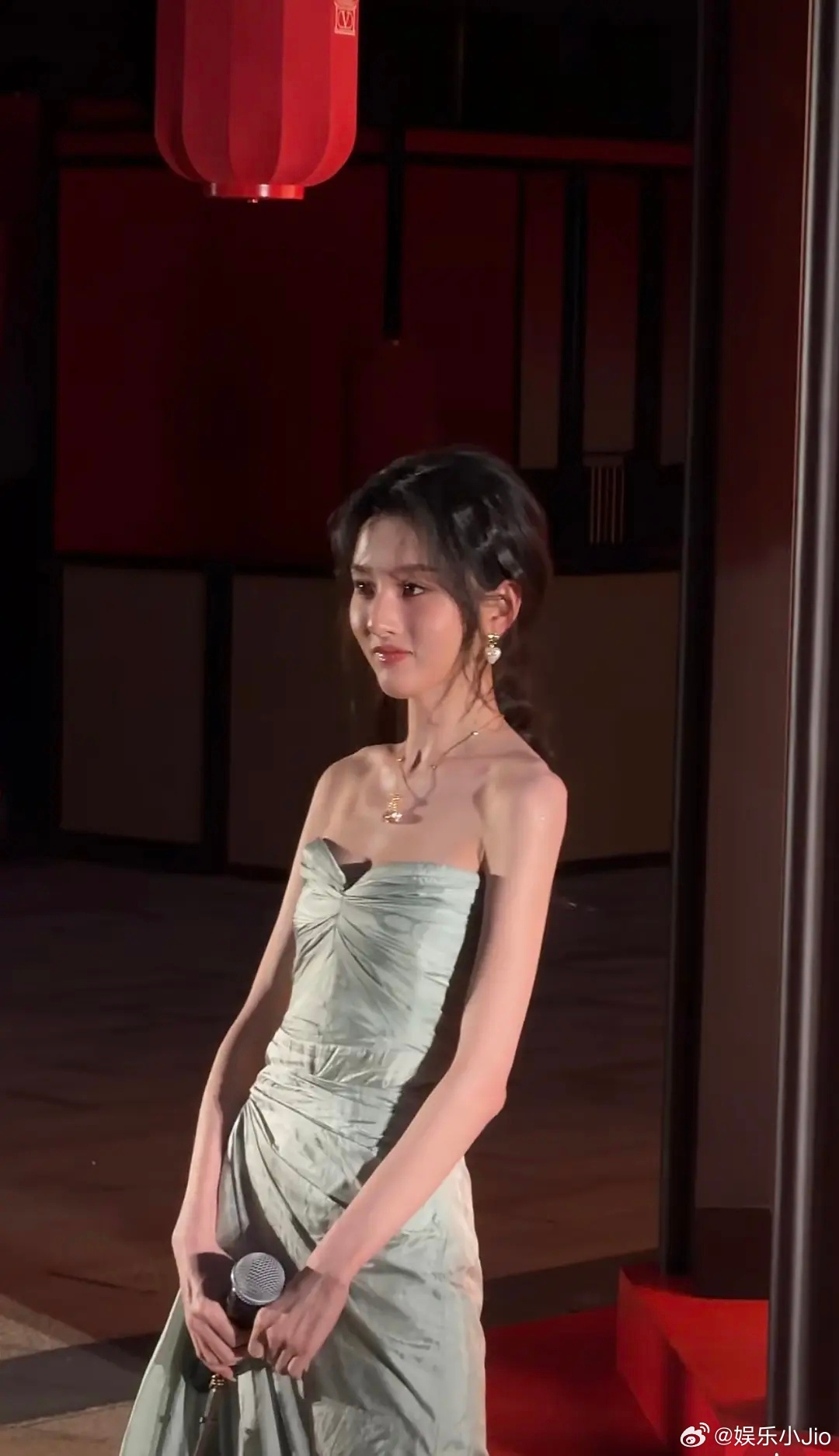 又一次对女明星的身材感到震惊，这宋祖儿也太瘦了，看着有点心疼