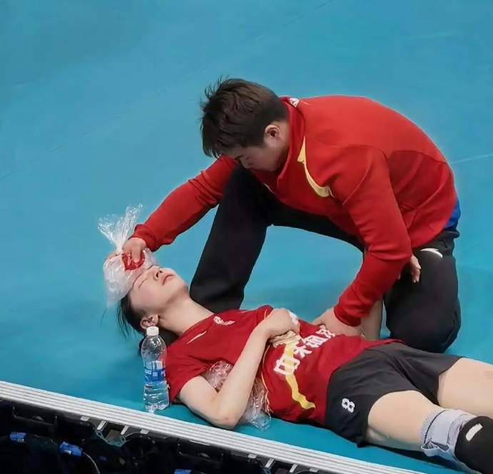 带伤上场，吴梦洁发烧，躺场边用冰块降温，谁注意主帅施海荣举动