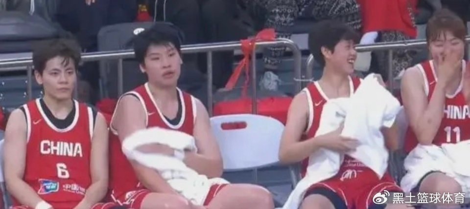 争议一幕！女篮落后29分宫鲁鸣脸色铁青 2人却在大笑 荣誉感去哪儿了