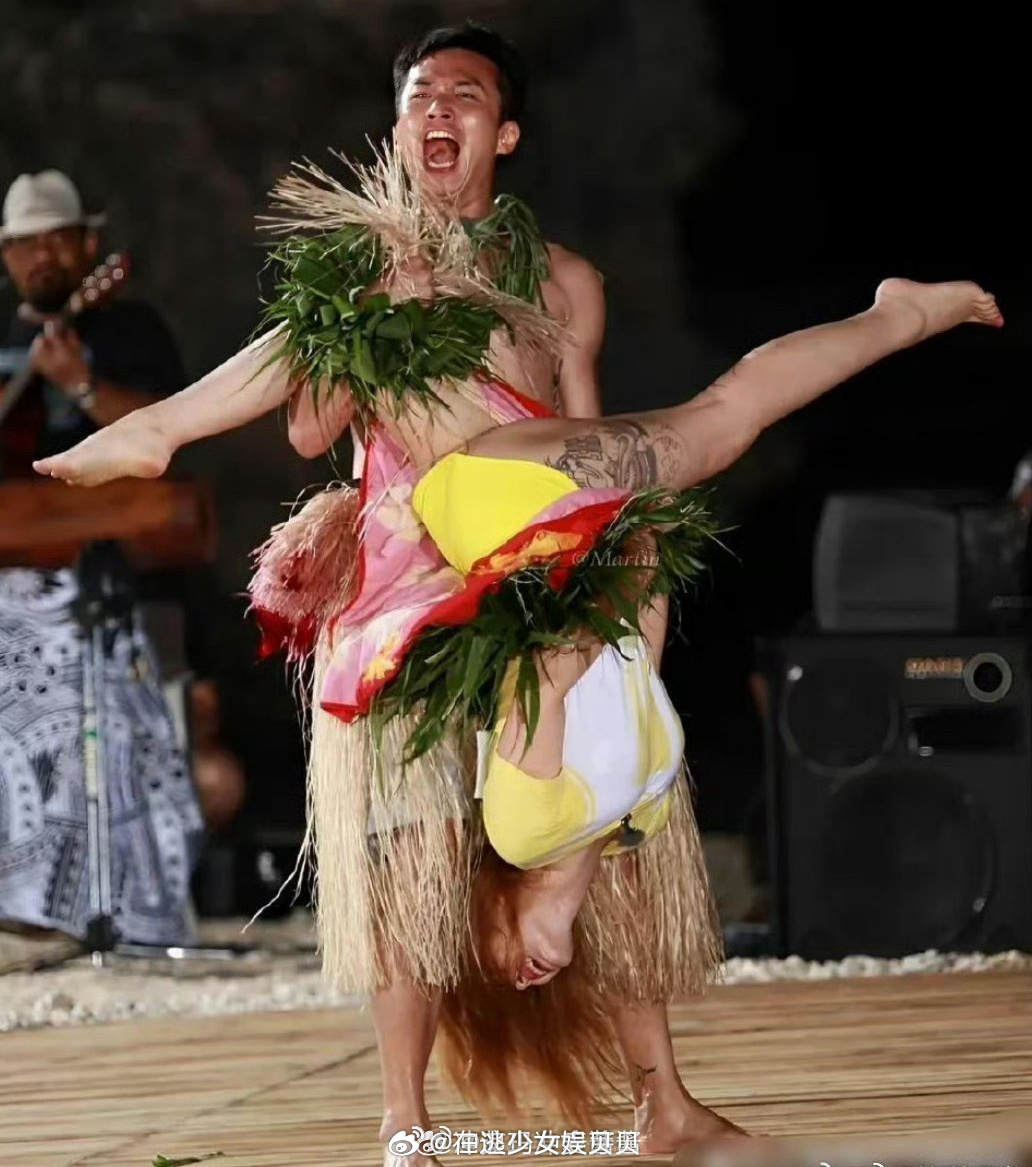 柳岩大腿内有这么大的纹身？这纹的是什么啊？感觉她很叛逆