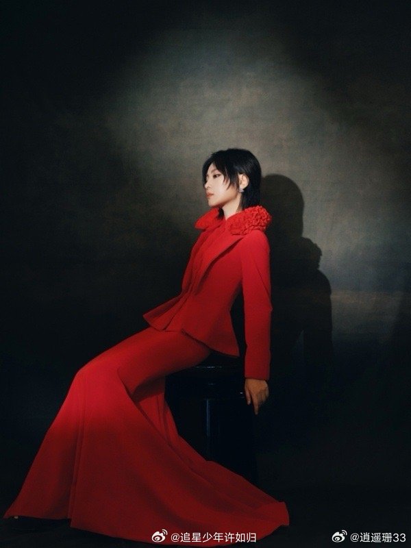 周笔畅献唱贺岁曲，舞台红亮气氛嗨暖