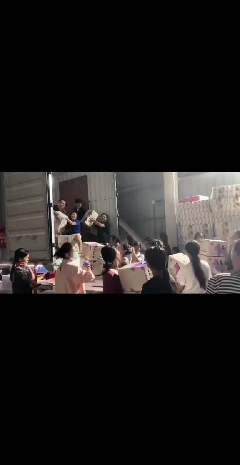 赵露思捐赠物资抵达广西，含卫生巾零食等