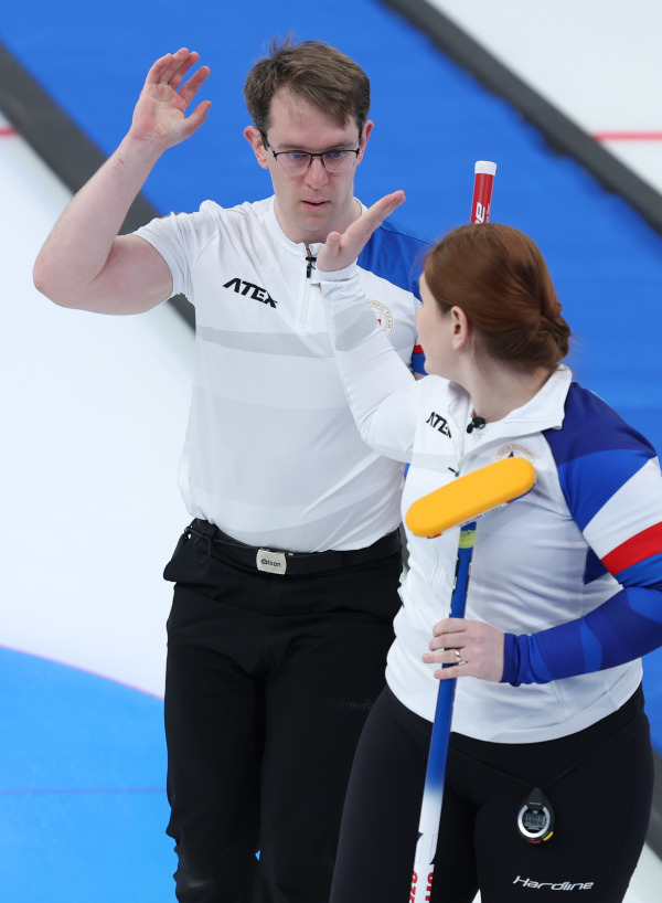 (北京冬奥会)冰壶——混双循环赛:捷克队胜挪威队休闲区蓝鸢梦想 - Www.slyday.coM (北京冬奥会)冰壶——混双循环赛:捷克队胜挪威队休闲区蓝鸢梦想 - Www.slyday.coM