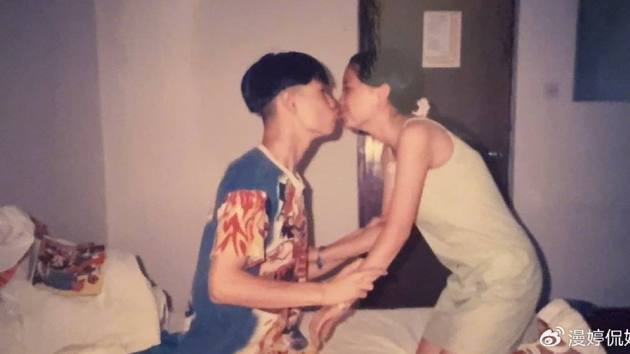 小沈阳晒与老婆沈春阳亲吻照！发文纪念二人结婚21周年