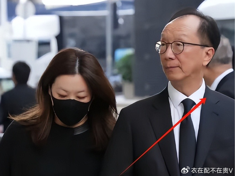 恩爱23年抵不过残酷现实，73岁梁锦松尽显老态，47岁伏明霞绚烂如花