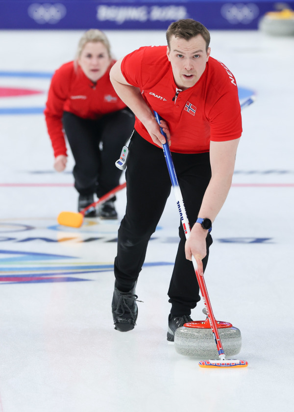(北京冬奥会)冰壶——混双循环赛:捷克队胜挪威队休闲区蓝鸢梦想 - Www.slyday.coM (北京冬奥会)冰壶——混双循环赛:捷克队胜挪威队休闲区蓝鸢梦想 - Www.slyday.coM