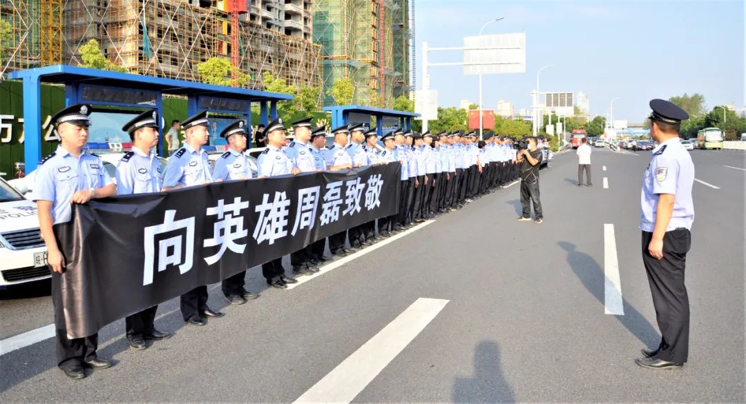 痛心!刑警在抓捕嫌疑人过程中因公牺牲,年仅44岁休闲区蓝鸢梦想 - Www.slyday.coM 痛心!刑警在抓捕嫌疑人过程中因公牺牲,年仅44岁休闲区蓝鸢梦想 - Www.slyday.coM