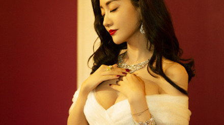 杨蓉一身白裙大秀锁骨蛮腰，身材凹凸有致超有料。