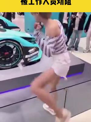 11月27日广东广州，车展上女子跨过护栏坐豪车拍照，被工作人员劝阻