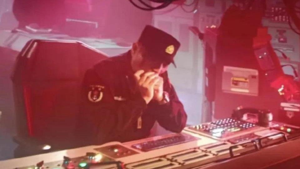 《蛟龙行动》票房垫底，最让人无语的一幕：张涵予为什么要吹口琴