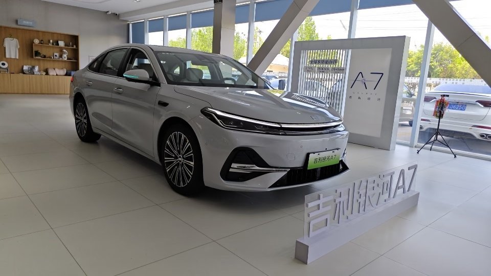 吉利银河A7预售10.38万起，对标秦L海豹06