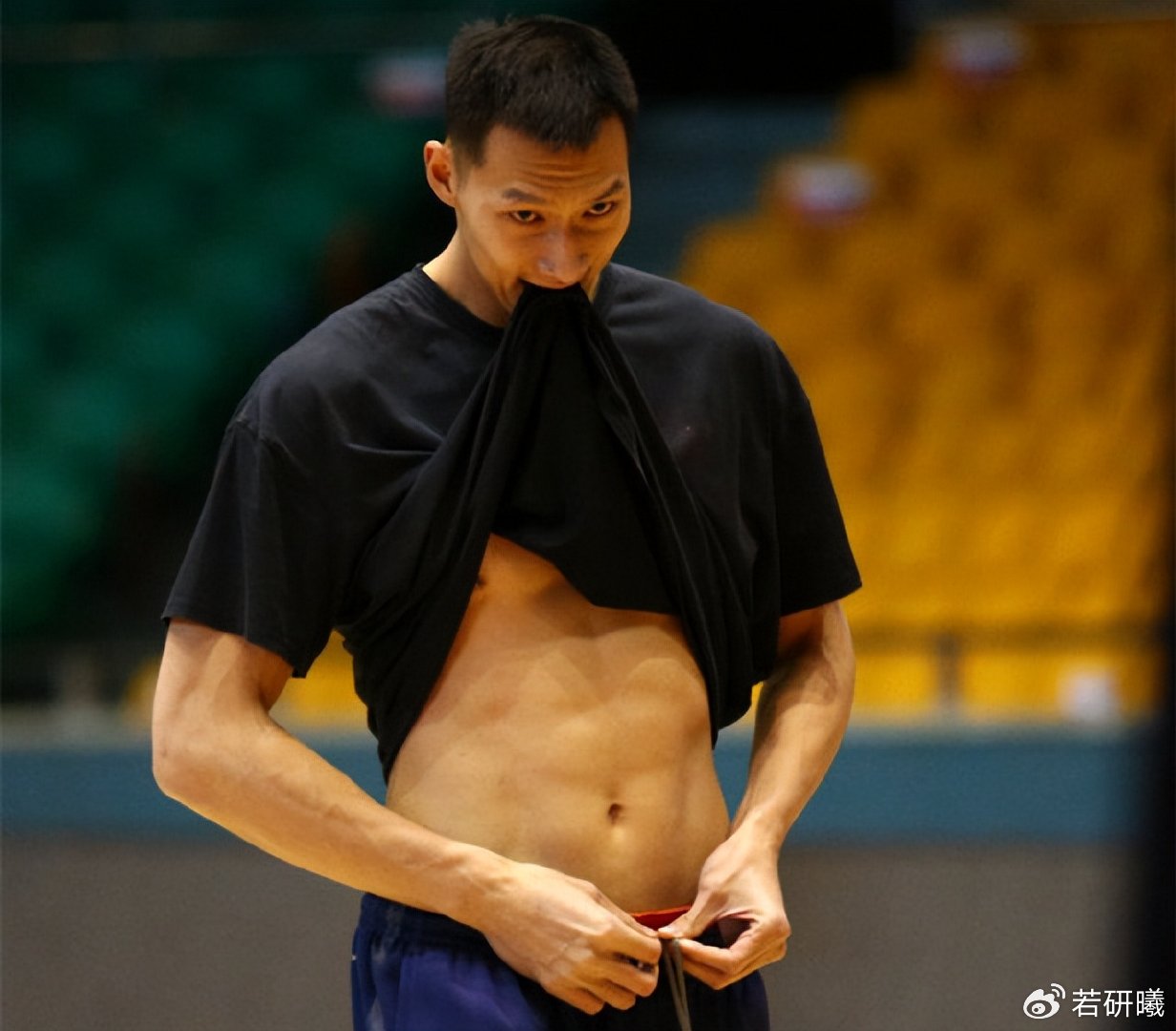 姚明的腹肌，易建联的腹肌，周琦的腹肌，没有对比就没有伤害