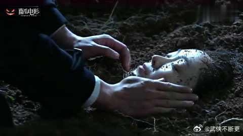 明台挖出于曼丽的尸体 看到她的肚子，似乎明白了一切