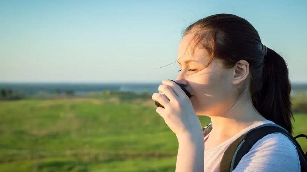 生存的法则：如何快速获得他人的好感，请记住三个高情商沟通技巧