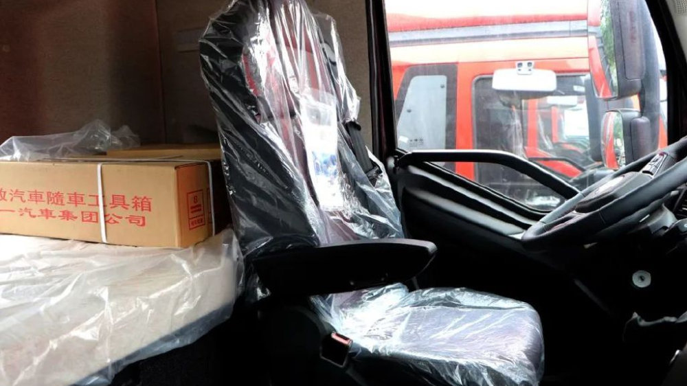 继承“神车”J6强大基因！实拍解放J6V-520马力牵引车|卡车之友网