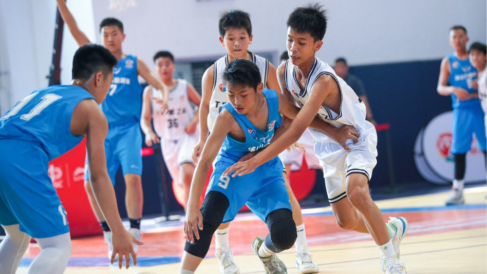 杜锋亮相中国小学生篮球联赛揭幕战 为冠军球队授旗