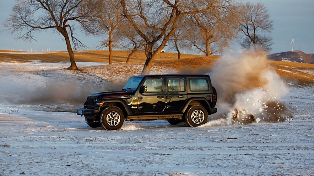 地表最强越野车2024款牧马人罗宾汉穿越林海雪原的越野激情