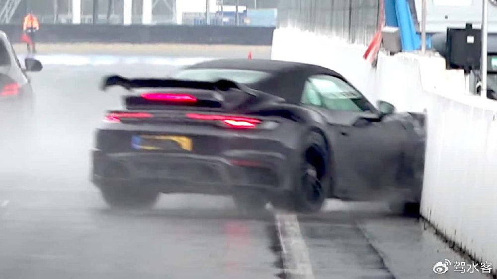 拖曳赛车惊险瞬间：保时捷911 Turbo失控撞墙，引发热议