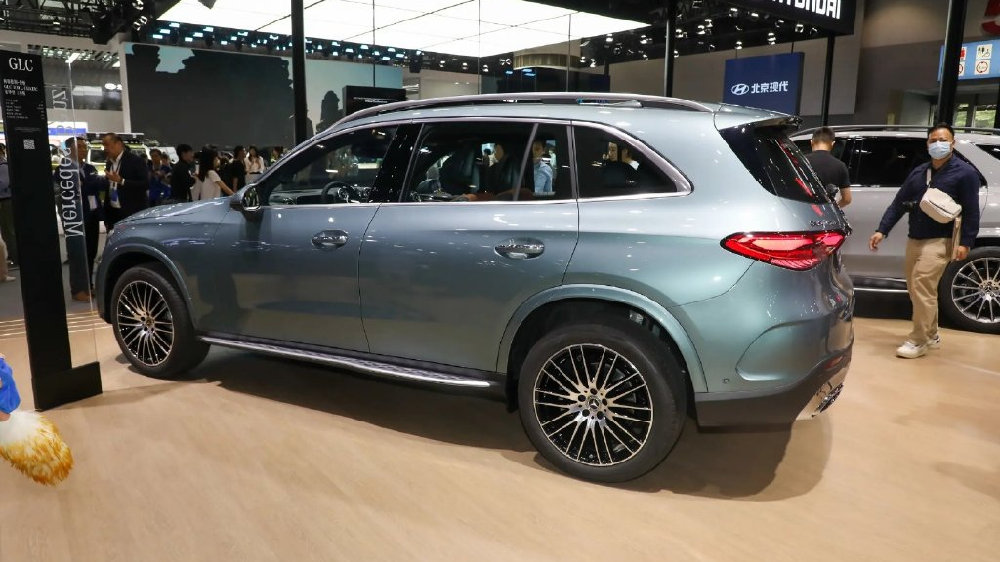 奔驰终于“上道”了，豪华中型SUV降到26.28万，1个月卖了10537台