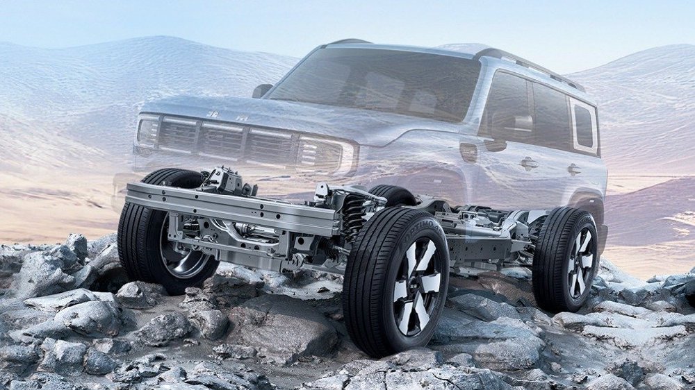 硬派混动越野双雄对决，北京越野BJ40增程VS坦克300Hi4-T谁更强？