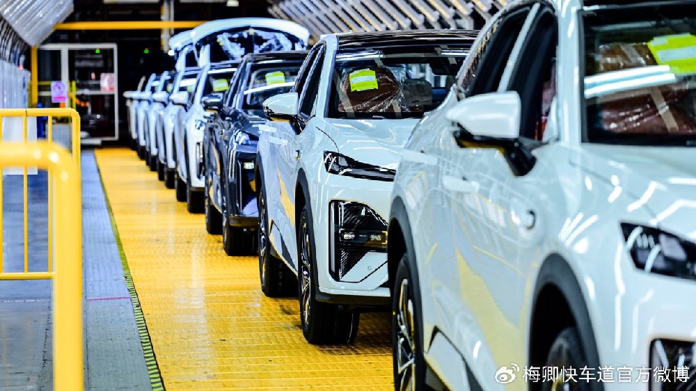 深蓝汽车南京数智工厂挂牌，全新深蓝S07正式上市交付，15.69万元起