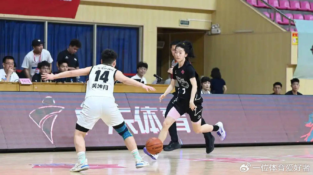 女篮霸主逆转！4国手缺阵赢球，19岁小将18分7板，宫鲁鸣可考虑她