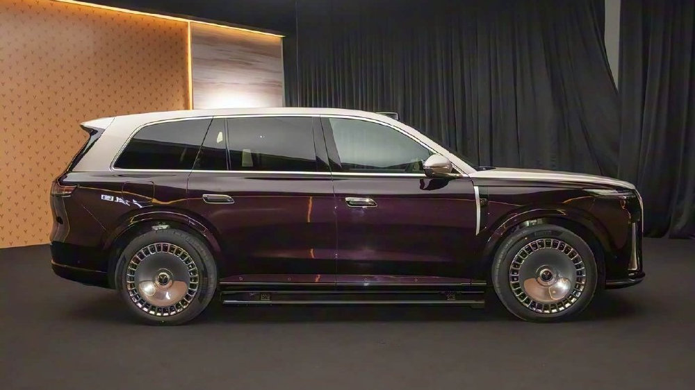 东风造了台“库里南”，配华为“全家桶”+三腔空悬，外观很霸气