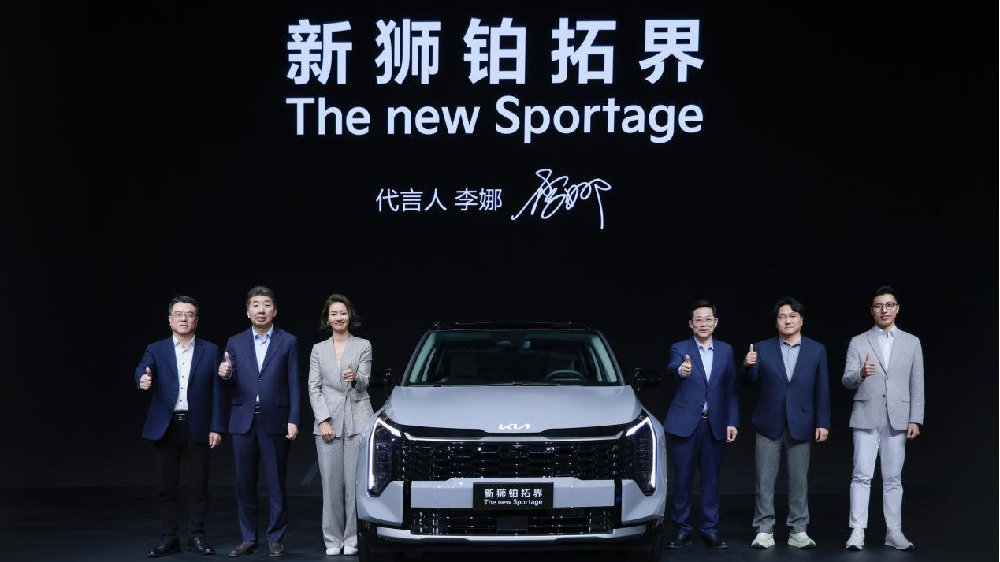 李娜现身广州车展，成为新狮铂拓界代言人