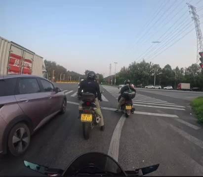 我也是在大马路上水灵灵的蒸上桑拿咯！