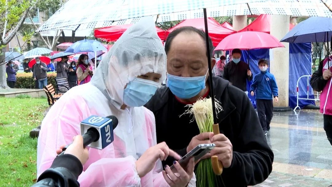 暖心守沪|风雨中的坚守!核酸筛查背后,这些瞬间温暖你我休闲区蓝鸢梦想 - Www.slyday.coM 暖心守沪|风雨中的坚守!核酸筛查背后,这些瞬间温暖你我休闲区蓝鸢梦想 - Www.slyday.coM