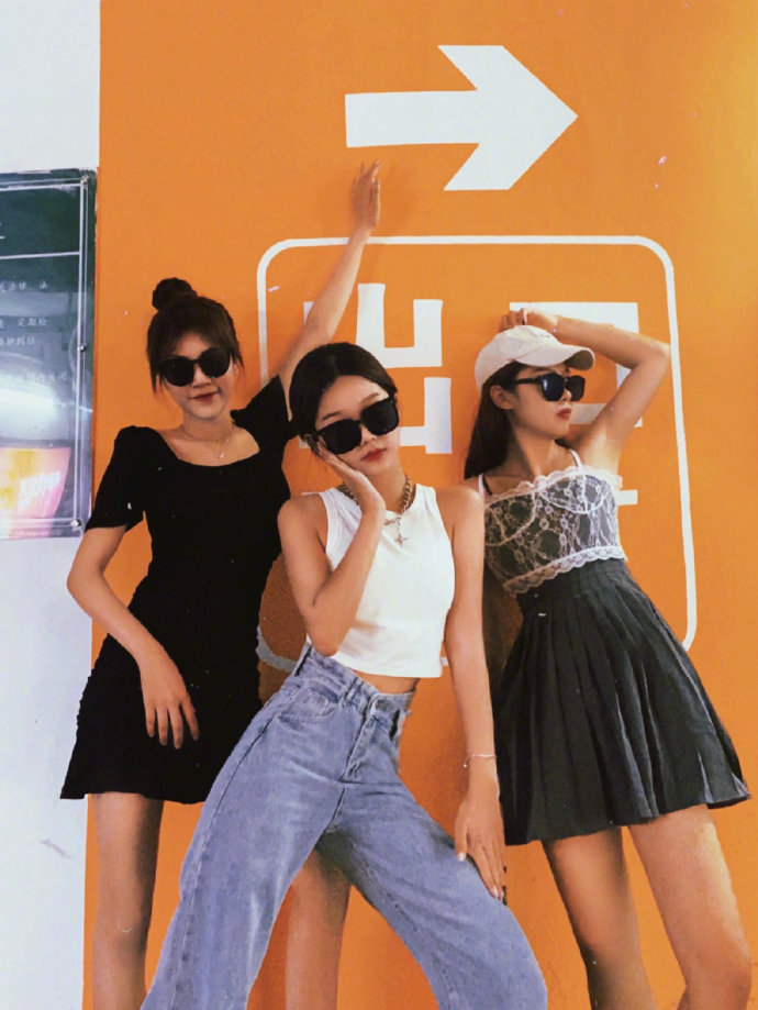 美晕闺蜜三人合照77停车场拍照姿势合集