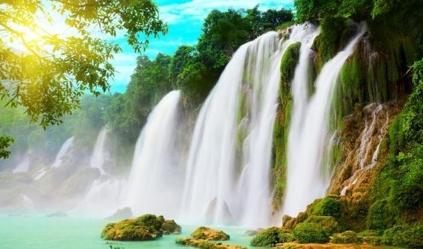 亚洲第一跨国瀑布,水量是黄果树瀑布的三倍,被誉为中国最美瀑布