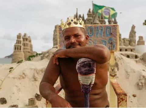 世界上最穷“国王”, 领土只有三平米, 每天靠游客合影生活!