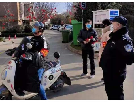 骑电动车载人罚200，车主反问：不让带人，为啥设计后座？