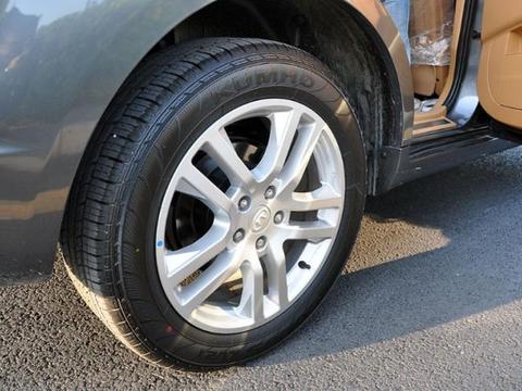 汽车轮胎最长能用多久？修车工说出实话，最好别超出这个时间段