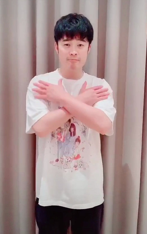 张子萱做烤鸡超贤惠,生二胎后发际线变高,网友