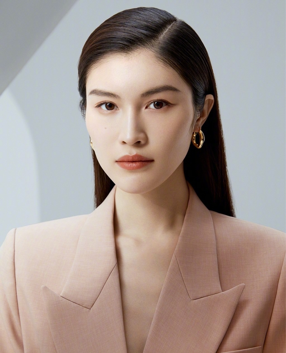 何穗健身房里秀丰满 运动背心凹凸感太抢眼 这腹肌比