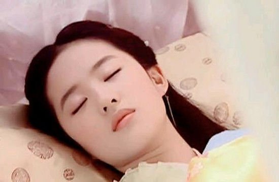 睡觉造型最美的女星,刘亦菲谁也比不上,贾静雯仿佛君临天下!
