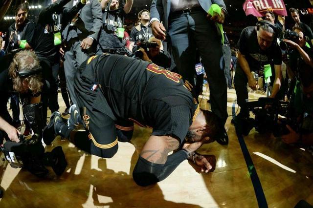 詹姆斯跪在地上痛哭,拥抱着乐福大哭,还有那句"cleveland!
