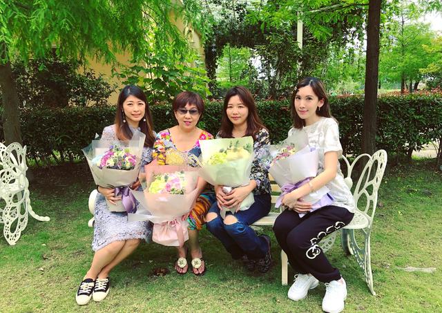 林志颖弟弟樱花树下拍全家福，儿女双全长得像龙凤胎，幸福温馨