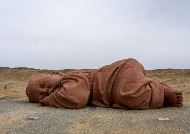 世界上最大的"婴儿",孤独躺在甘肃戈壁上,蕴意美化沙漠环境