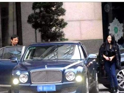 “王校长”的电动车，独占一个停车位，看到标志后羡慕了