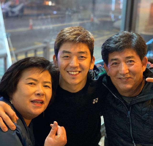 羽毛球奥运冠军晒一家三口全家福,温馨有爱幸福满溢