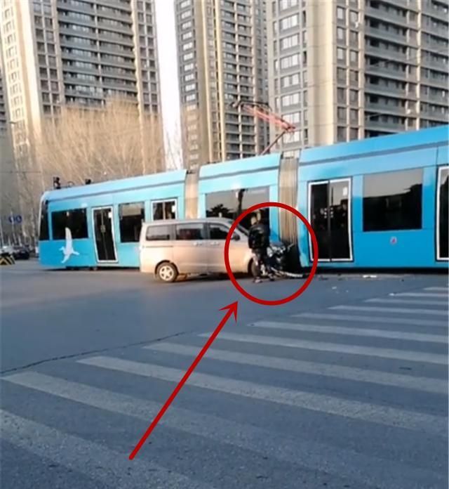 7万五菱撞有轨电车,保险杠脱落,对方却没事,可谓"神车"输了